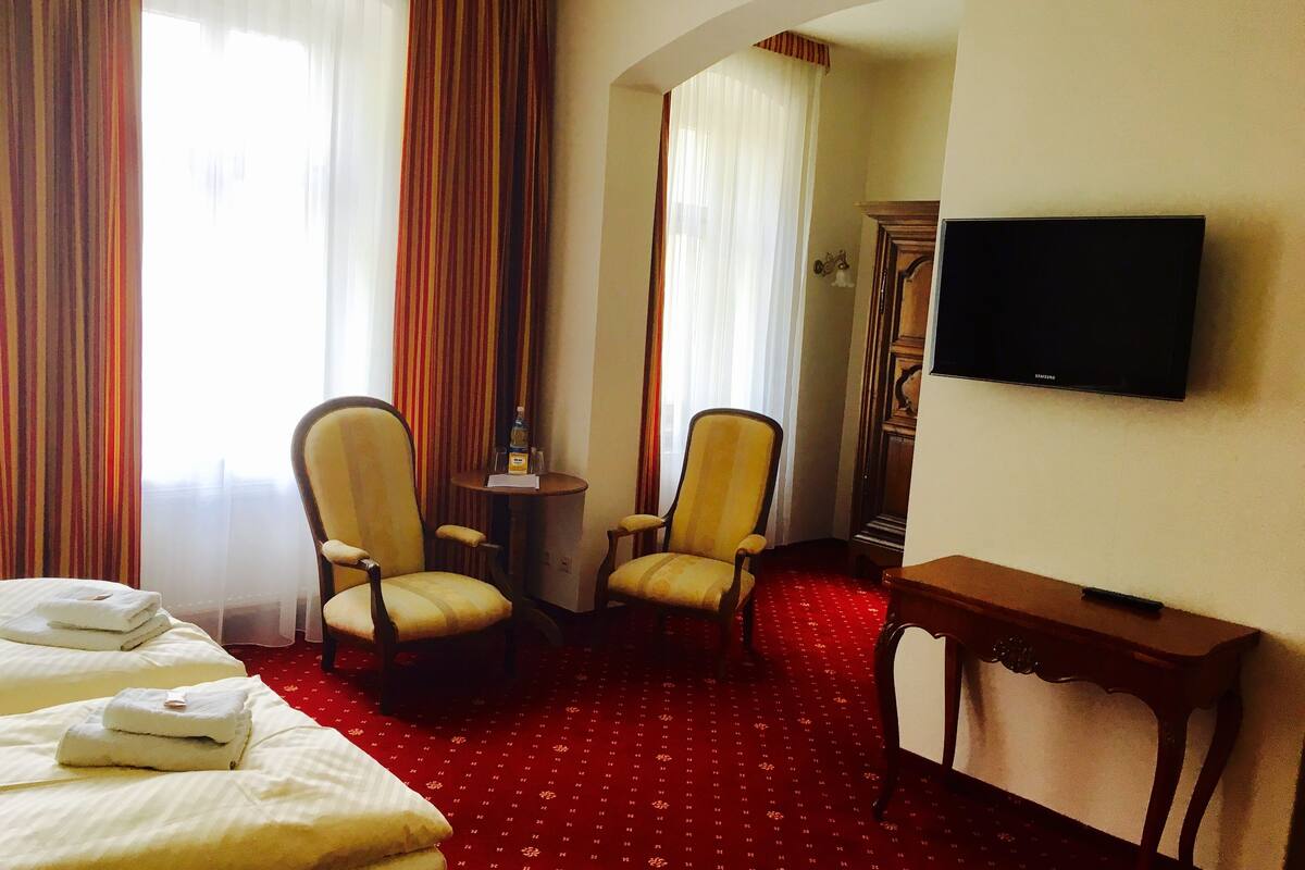 double room | in-room safe, individually decorated, individually furnished, desk