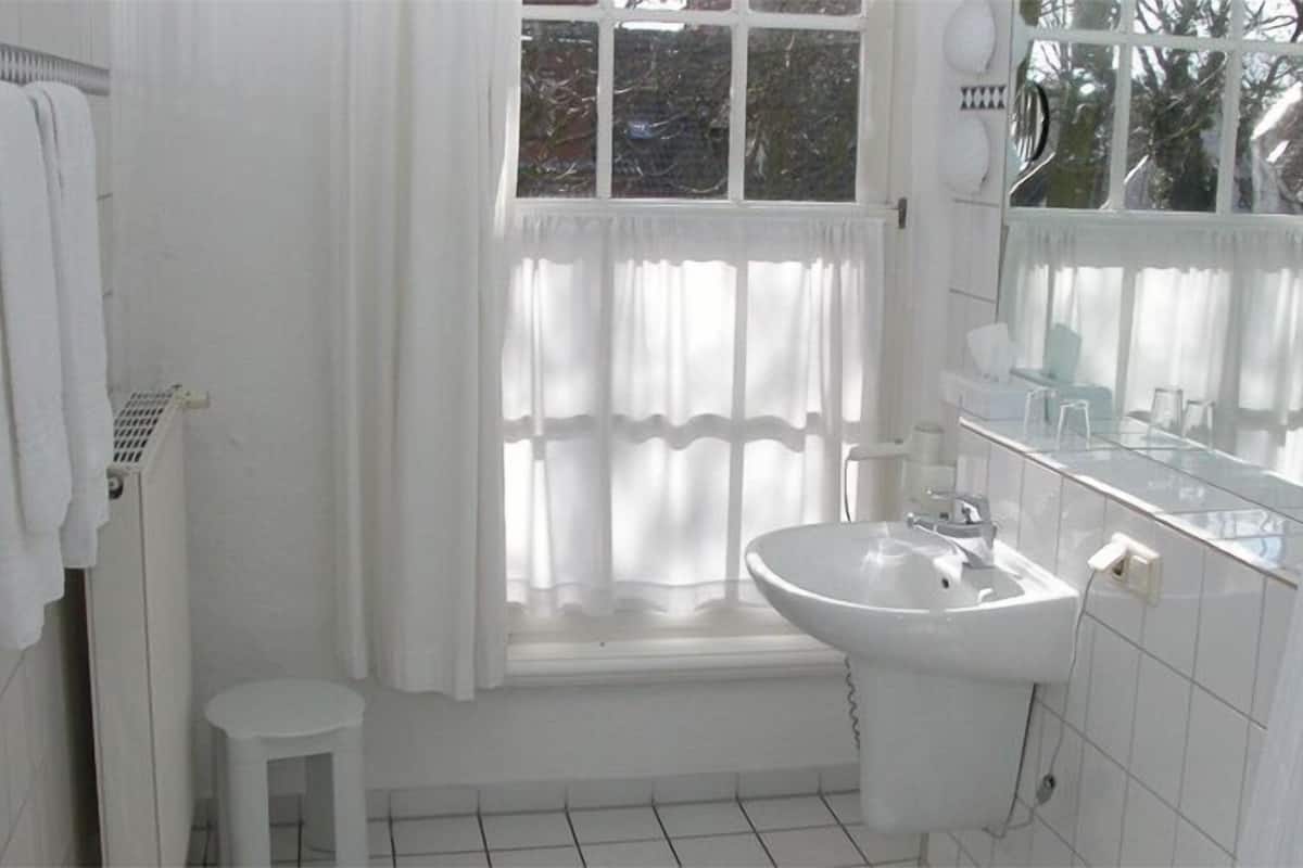 shower, free toiletries, towels