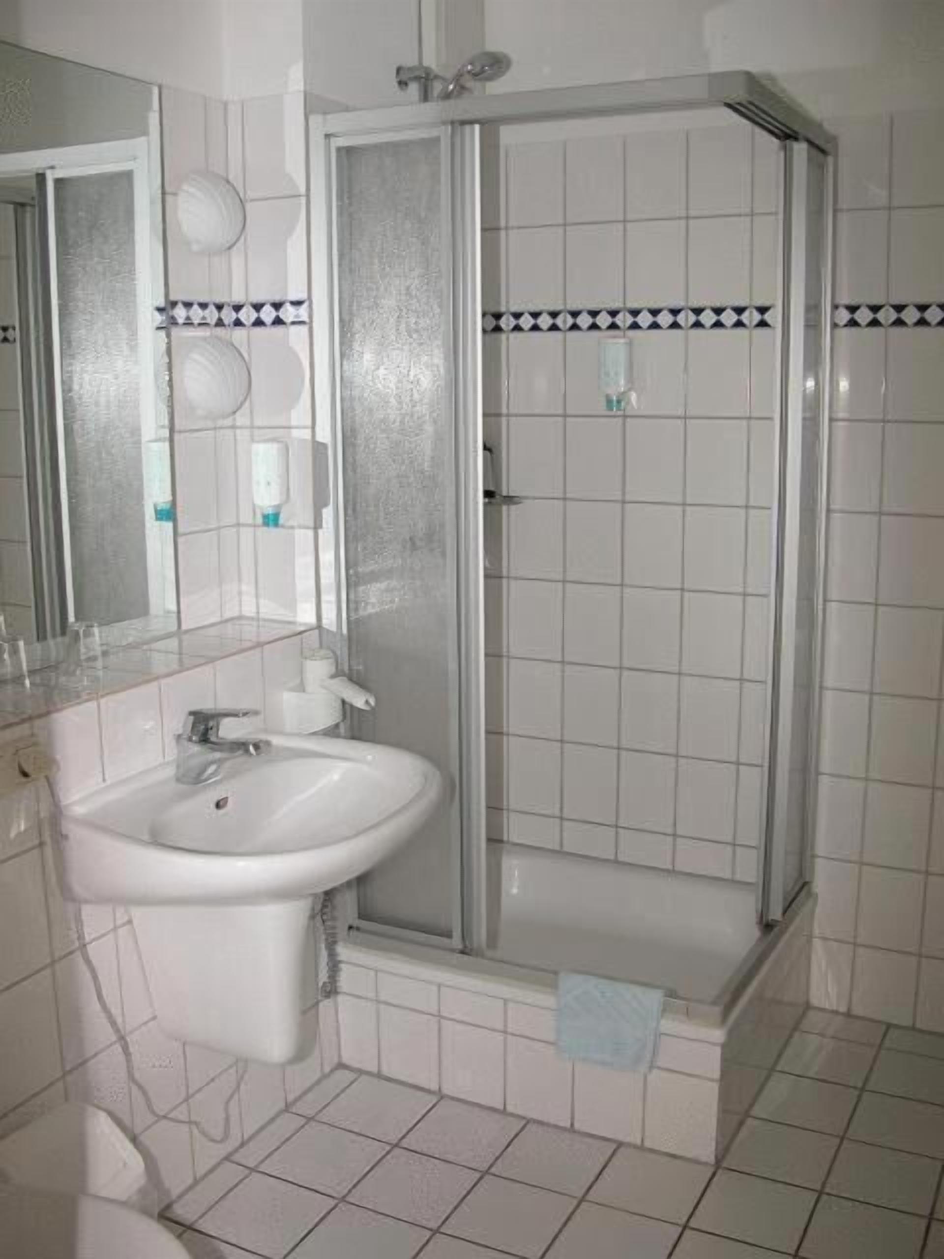 shower, free toiletries, towels