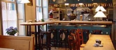 Serveert lunch en diner, regionale gerechten