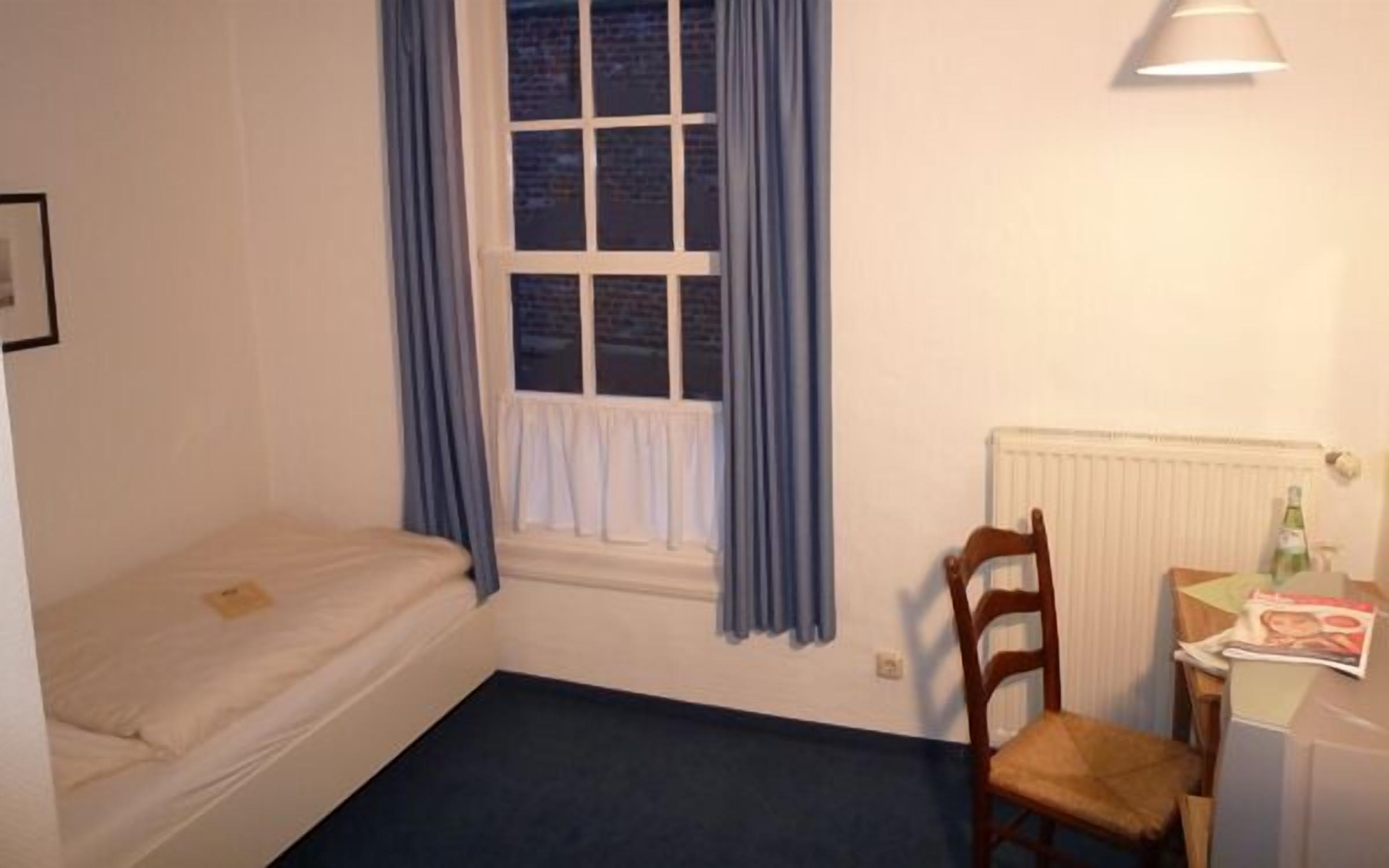 standard single room | in-room safe, individually decorated, desk, blackout curtains