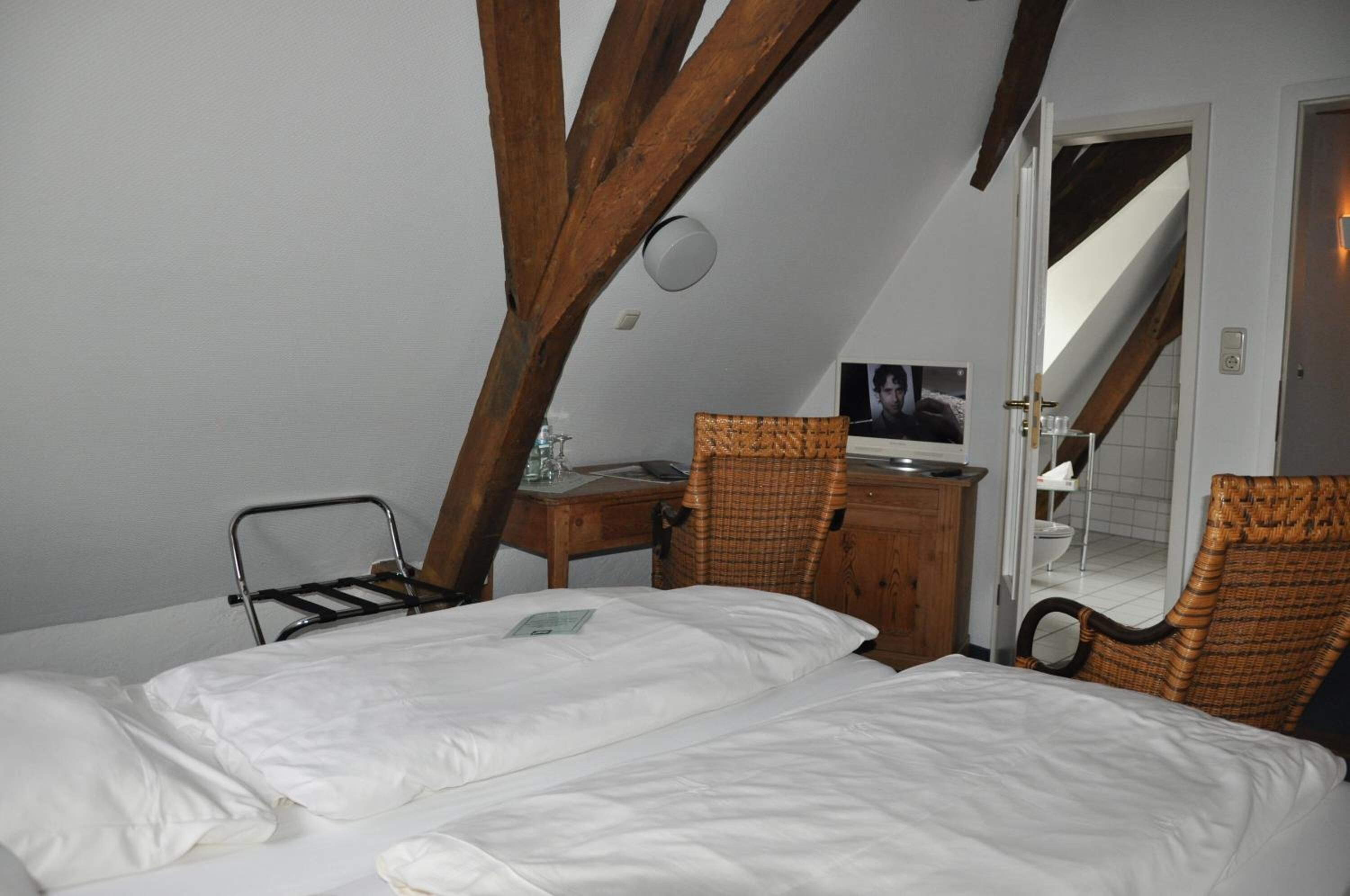 Zimmersafe, individuell dekoriert, Schreibtisch, Verdunkelungsvorhänge