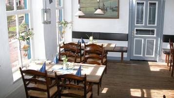 Serveert lunch en diner, regionale gerechten