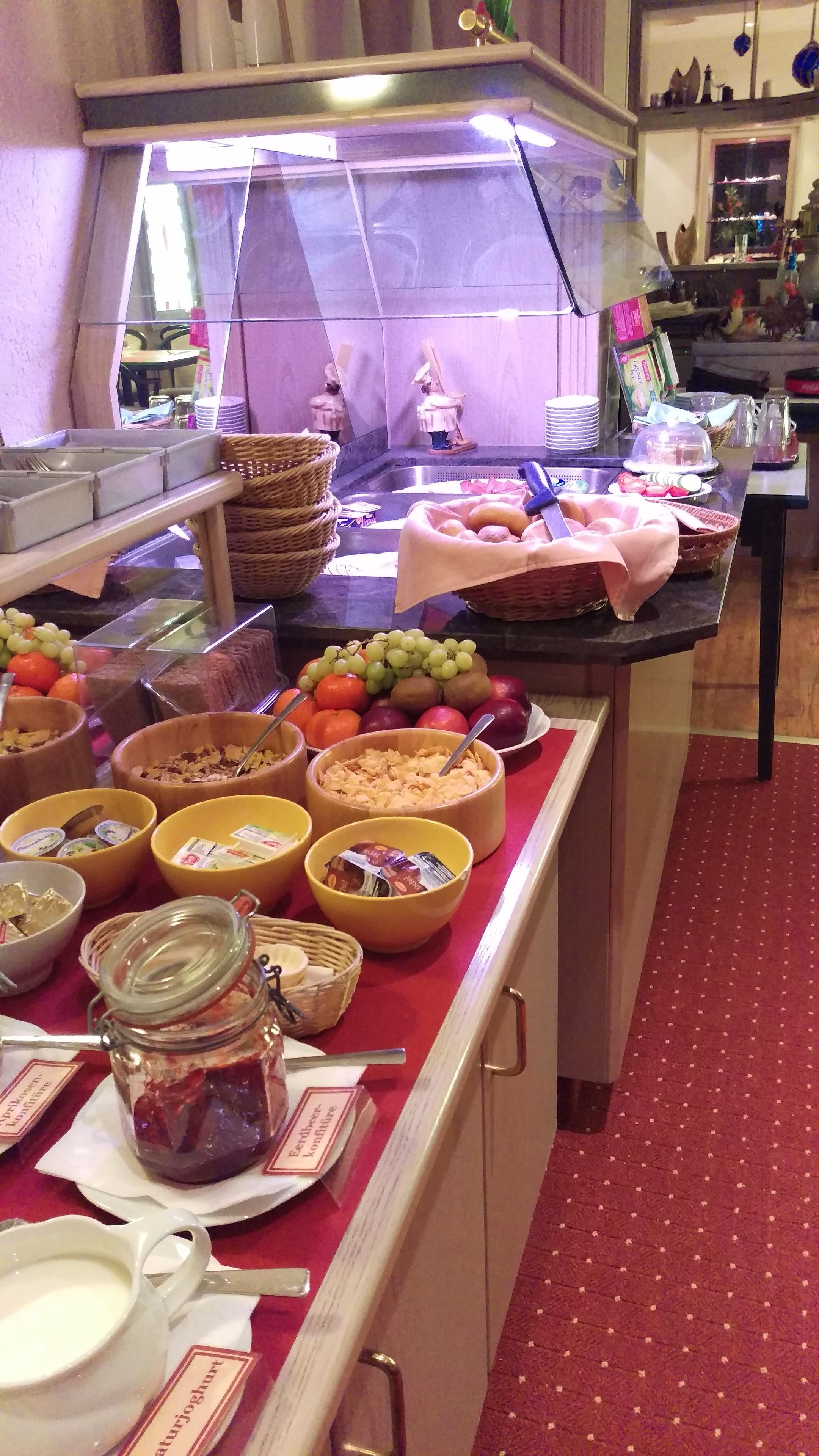 Tägliches Frühstücksbuffet (15 EUR pro Person)