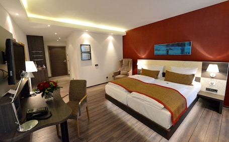 Minibar, caja de seguridad en la habitación y escritorio . ArtHotel Kiebitzberg