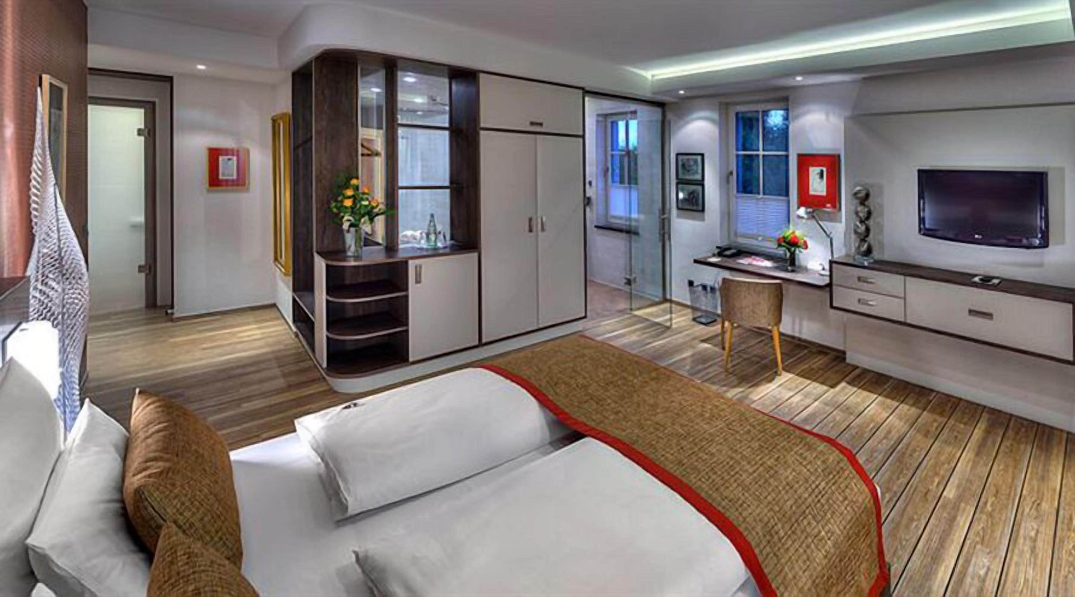 junior suite | minibar, in-room safe, desk, free cots/infant beds