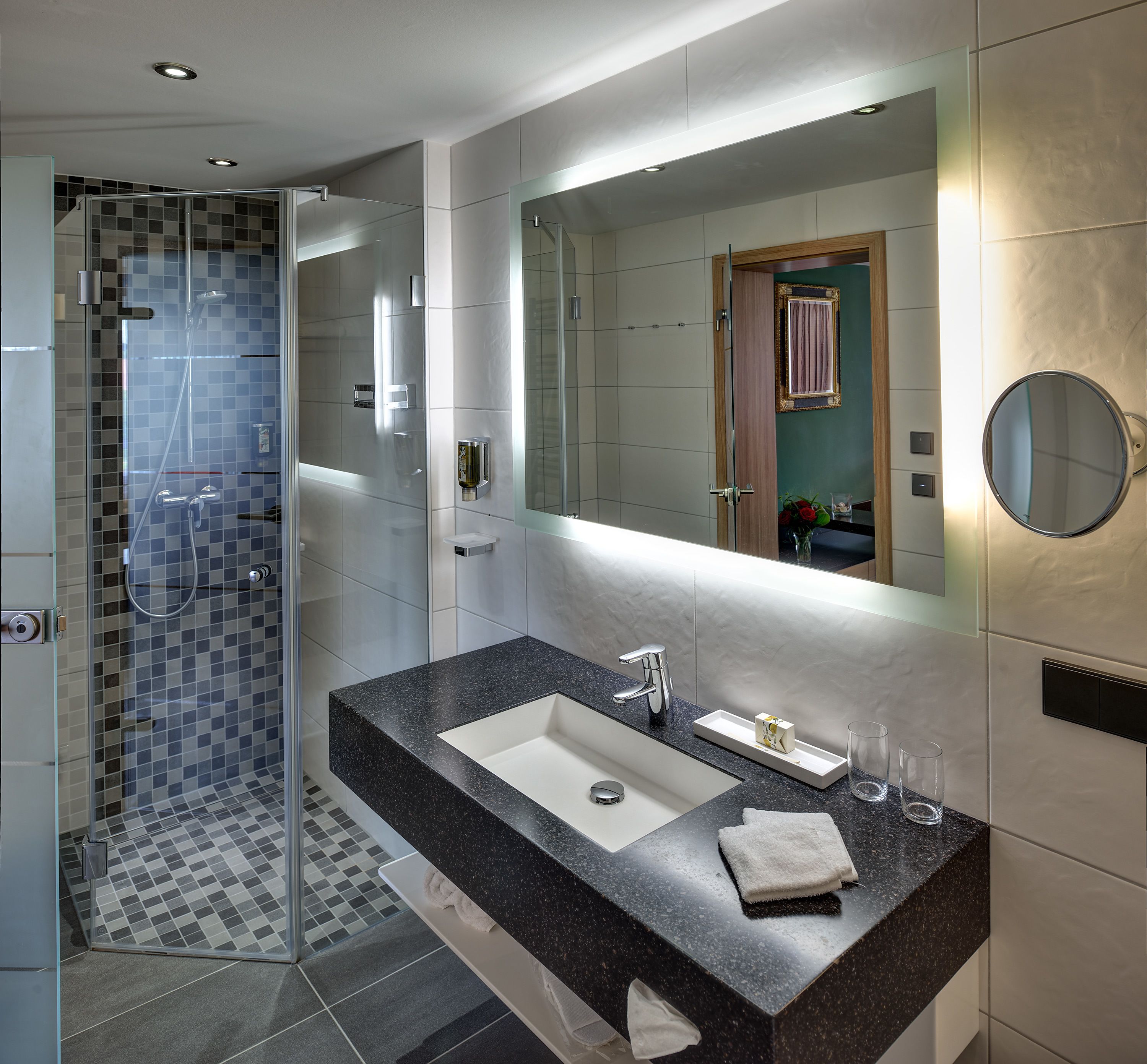 Superior-Zweibettzimmer | Badezimmer | Dusche, Hausschuhe, Handtücher