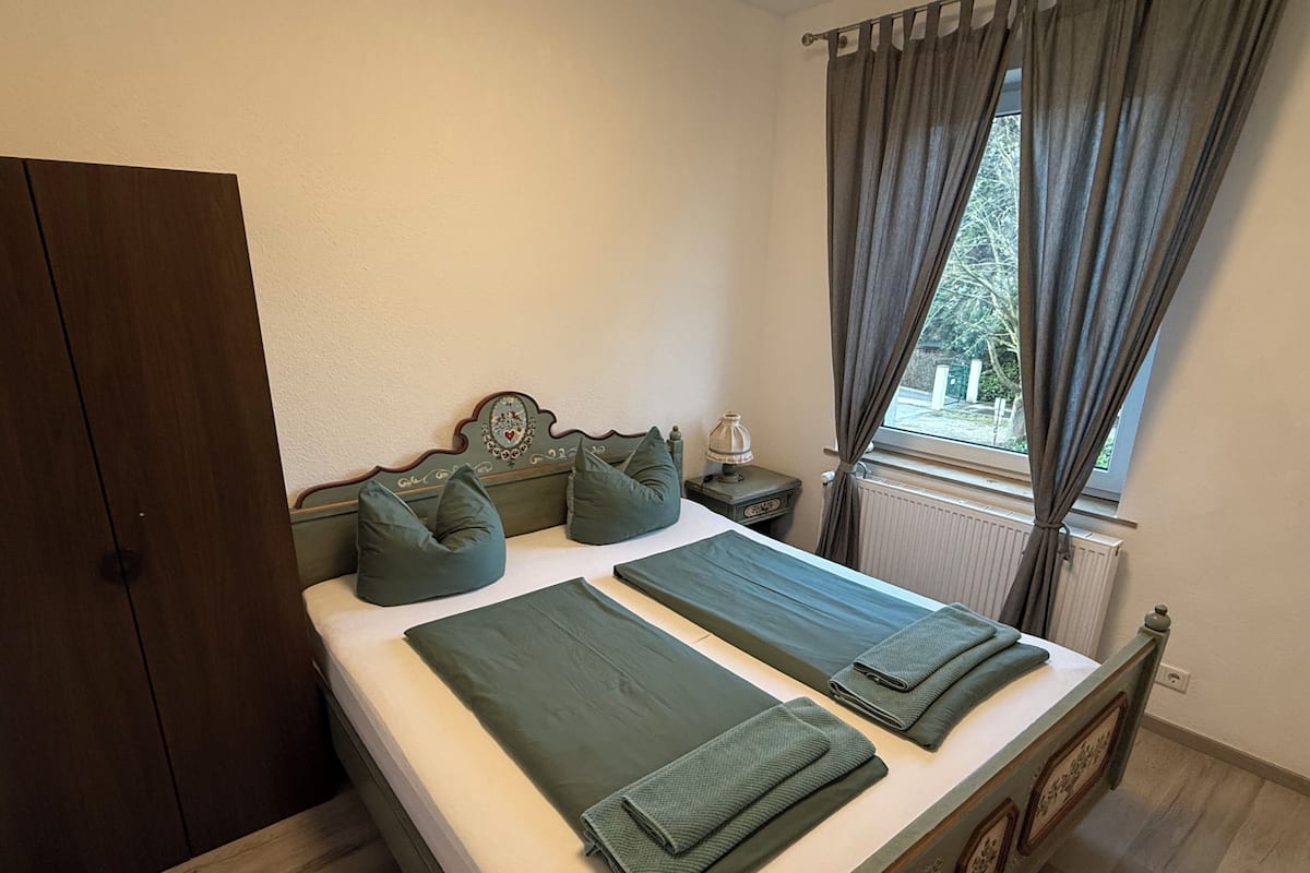 经典三人房 | 办公桌、隔音、免费 WiFi