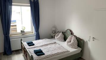 Skrivebord, lydisolert og wi-fi (inkludert)