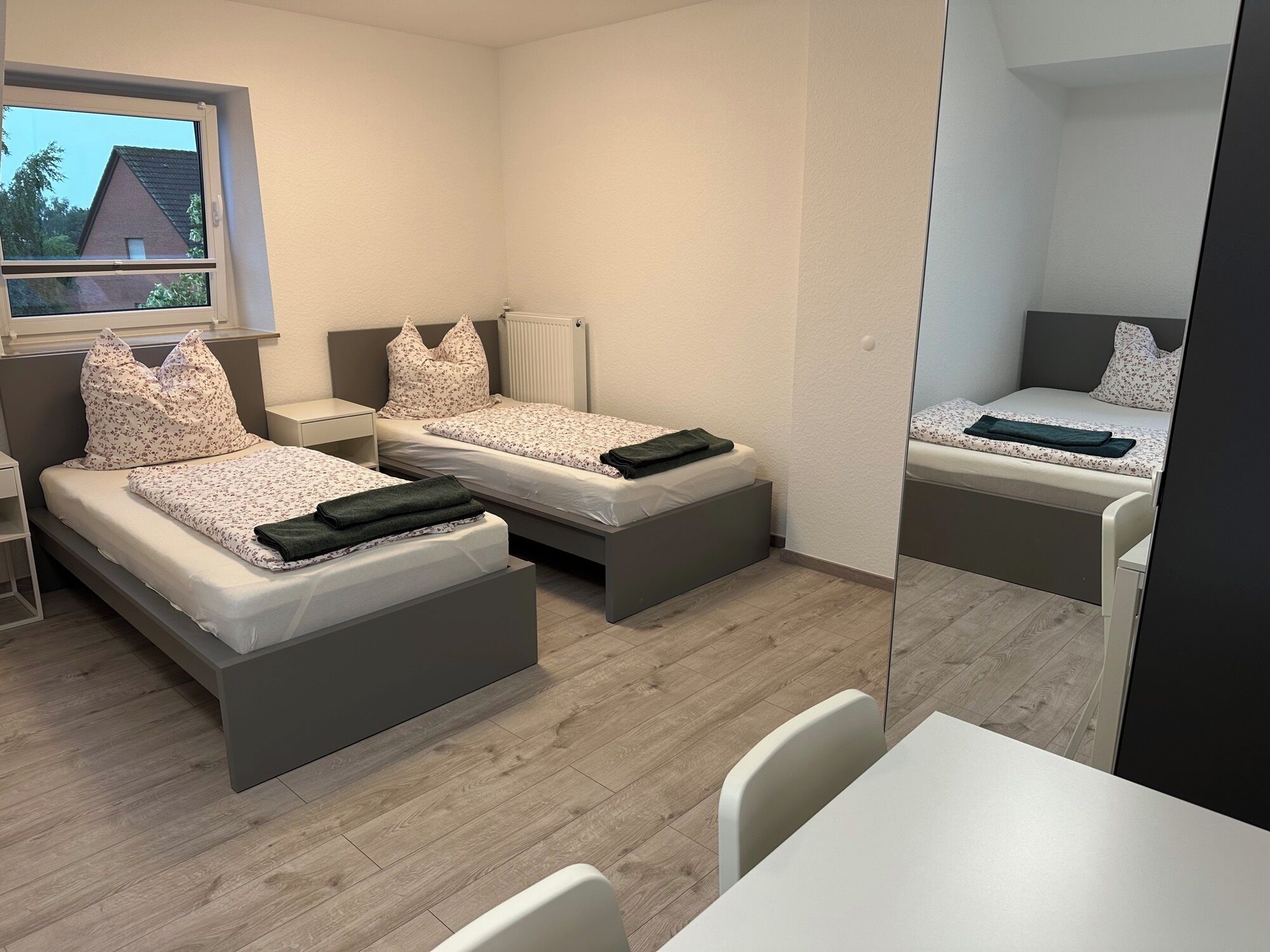 三人房 | 办公桌、隔音、免费 WiFi