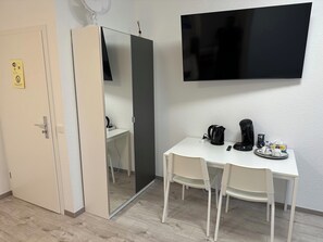 Triple Room | Desk, soundproofing, free WiFi - Rheinischer Hof Dormagen (Dormagen)