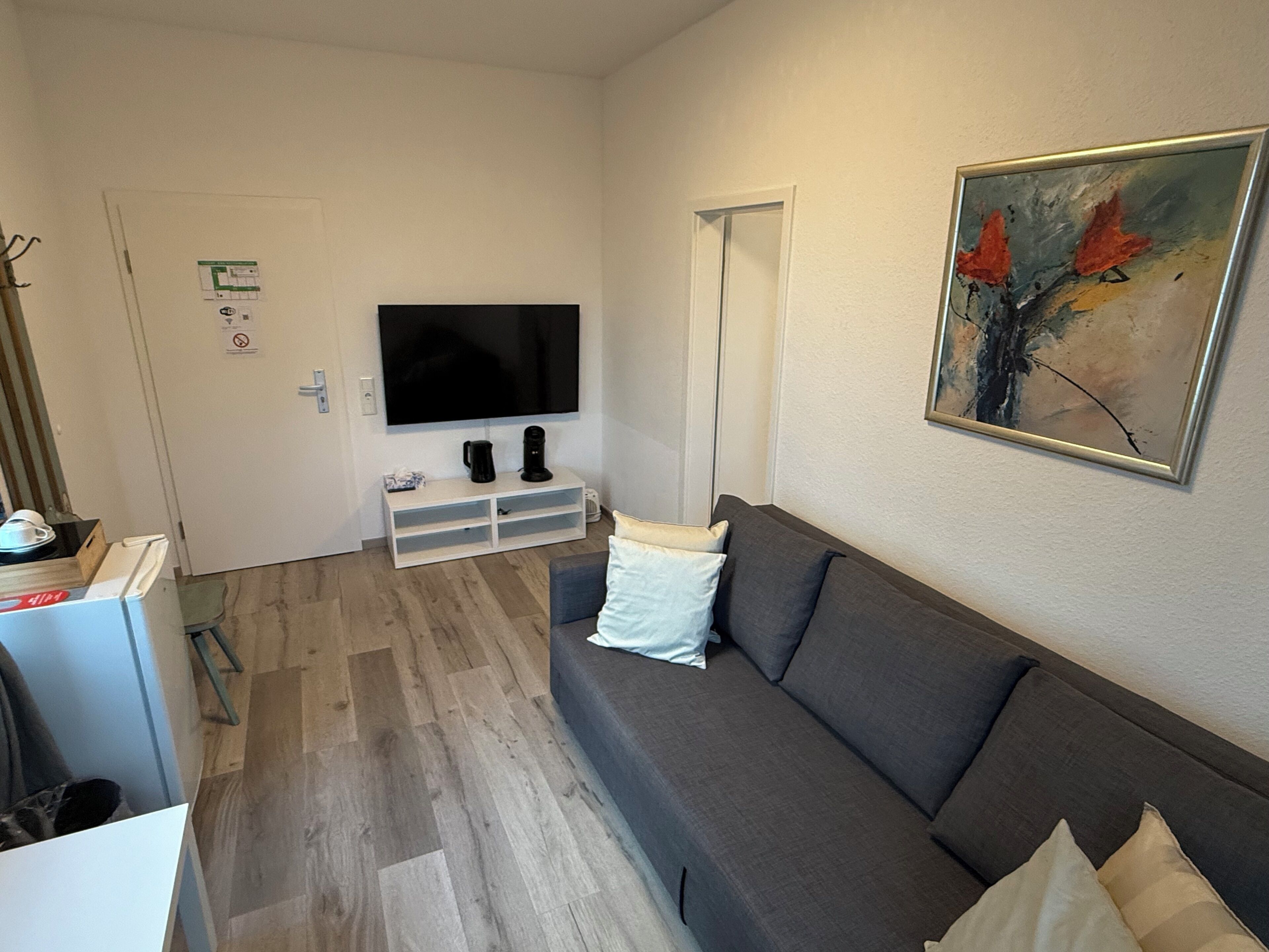 经典三人房 | 办公桌、隔音、免费 WiFi