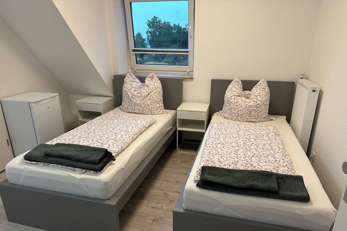 基础三人房 | 办公桌、隔音、免费 WiFi