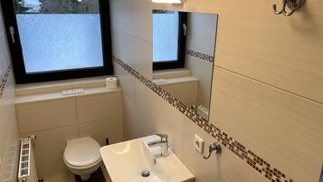 Enkeltrom – basic (Group A) | Bad | Dusj, håndklær, såpe og sjampo