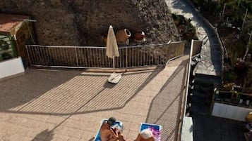 Piscina a l'aire lliure, para-sols i gandules