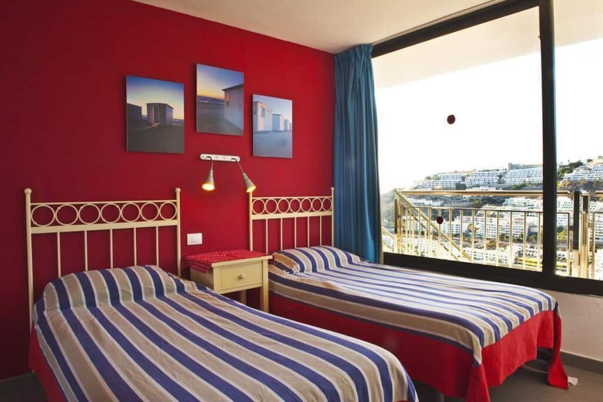 1 slaapkamer, een kluis op de kamer, verduisterende gordijnen