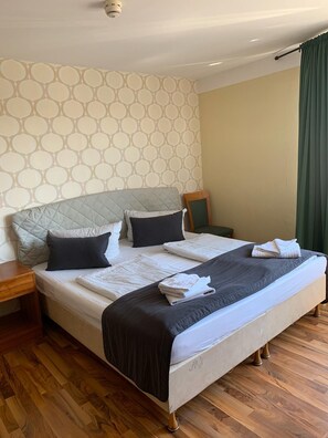 ダブルルーム | 低刺激性寝具、アイロン / アイロン台、WiFi (無料)