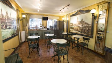 Daily continental breakfast (EUR 3.5 per person)