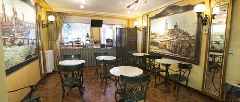 Dagelijks continentaal ontbijt (EUR 3.5 per persoon)