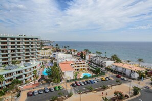 A coastal hotel with multiple floors, a swimming pool, and a parking area. - Apartamentos Las Arenas (San Bartolomé de Tirajana)