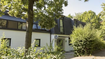 المنشأة من الخارج