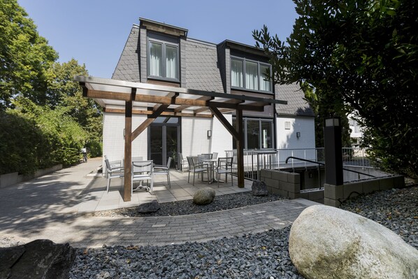 A modern house with a patio area, outdoor seating, and a pergola. - mk | bed & breakfast eschborn (Eschborn)