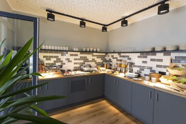 Petit déjeuner buffet (15.00 EUR par personne)