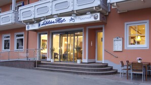 A hotel entrance with a sign reading "Gastehof Hotel." - Hotel Gasthof Seefelder Hof (Dießen am Ammersee)