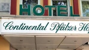 La entrada del Continental Pfäcker Hof, con un cartel visible sobre la puerta y un recibimiento acogedor.