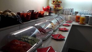 Una mesa de buffet con diversos alimentos y bebidas.