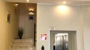 Una escalera que conduce a un ascensor.