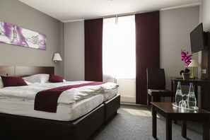 Comfort Double or Twin Room | In-room safe, desk, free cots/infant beds, rollaway beds