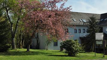 Un edificio con un cartello che indica che si tratta di un hotel e ristorante situati in campagna.