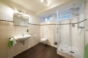 Appartement, 1 slaapkamer | Badkamer | Een douche, gratis toiletartikelen, een haardroger, handdoeken