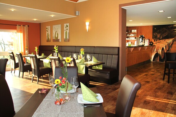 Breakfast, dinner served; Regional cuisine, garden views