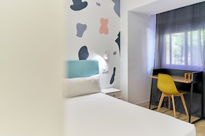 Quarto casal urbano, 1 cama de casal ou 2 camas de solteiro, banheiro privativo | Roupas de cama premium, Wi-Fi de cortesia, roupa de cama