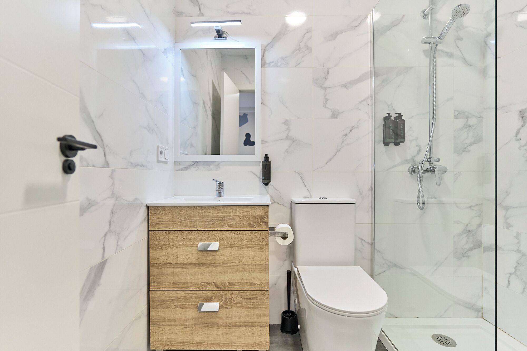 Economy Room | Bathroom | Rainfall showerhead, free toiletries, hair dryer, towels