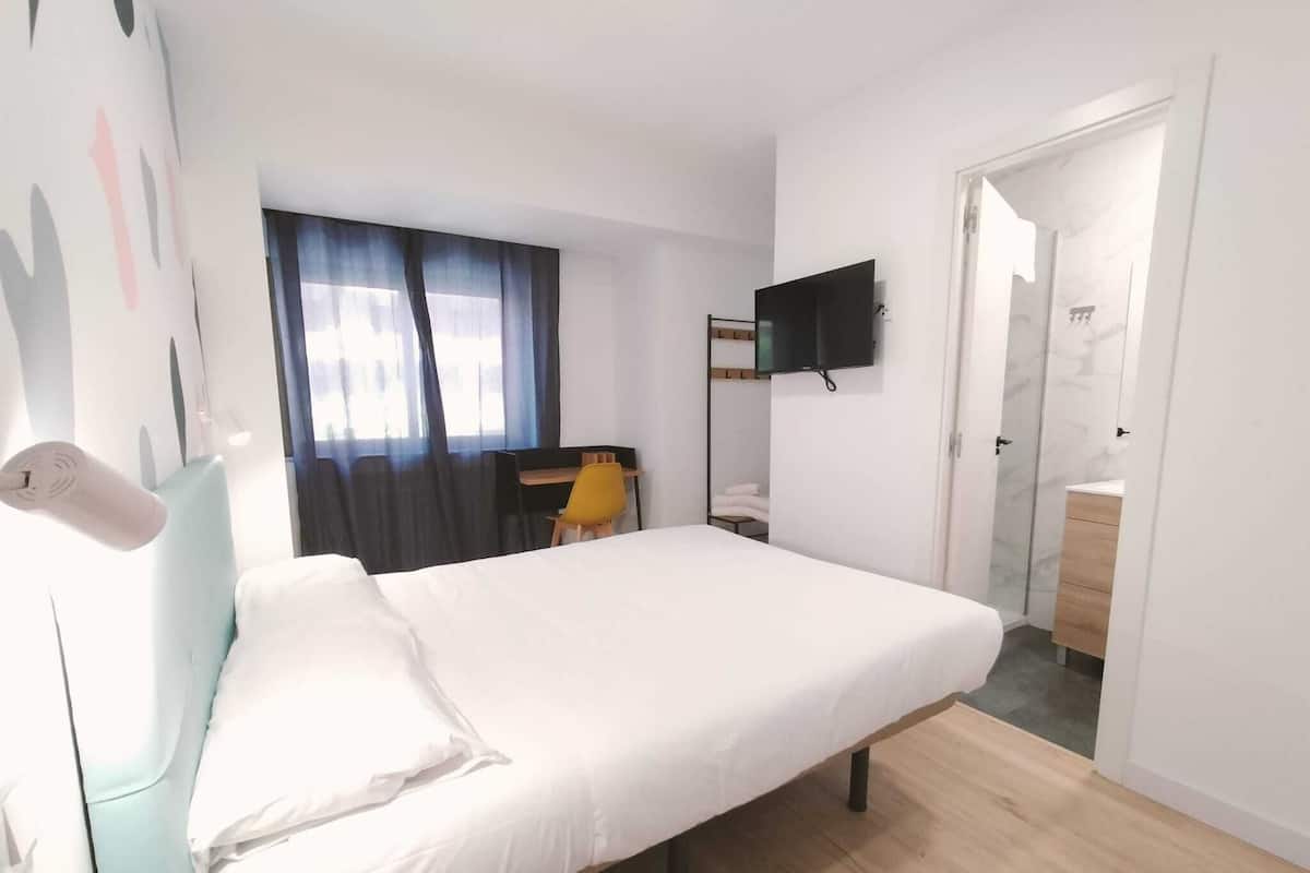 Doppia City, 1 letto matrimoniale o 2 letti singoli, bagno privato | Biancheria da letto di alta qualità, Wi-Fi gratuito, lenzuola