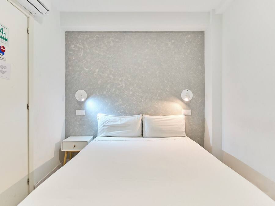 Habitación económica | Ropa de cama de alta calidad, edredones de plumas, wifi gratis