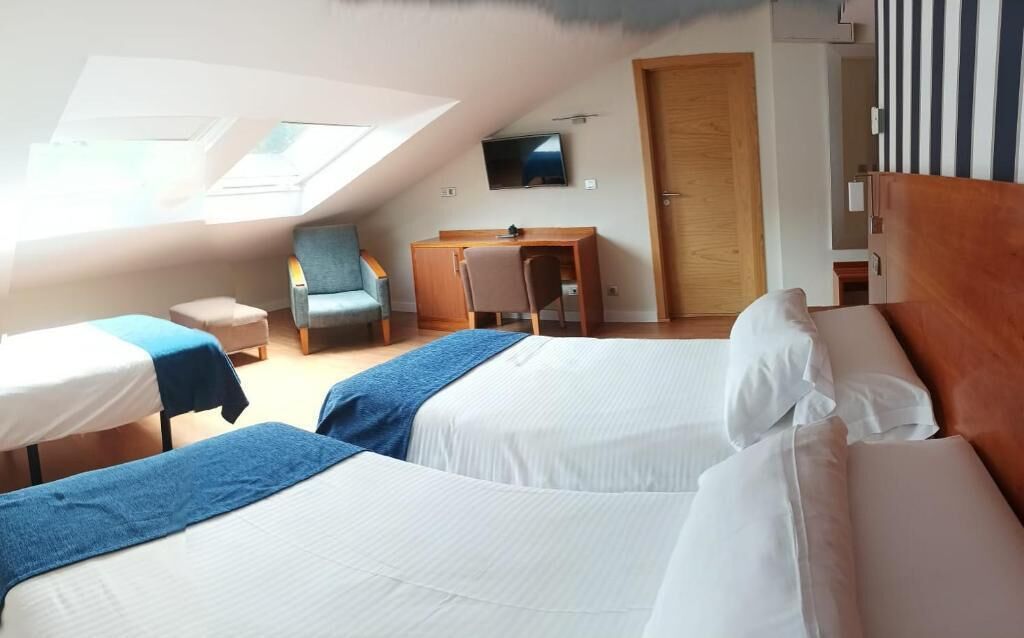 Quarto triplo | Cofres nos quartos, escrivaninha, quartos à prova de som