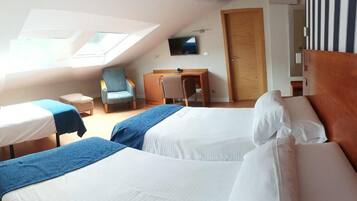 Driepersoonskamer | Een kluis op de kamer, een bureau, geluiddichte muren, extra bedden