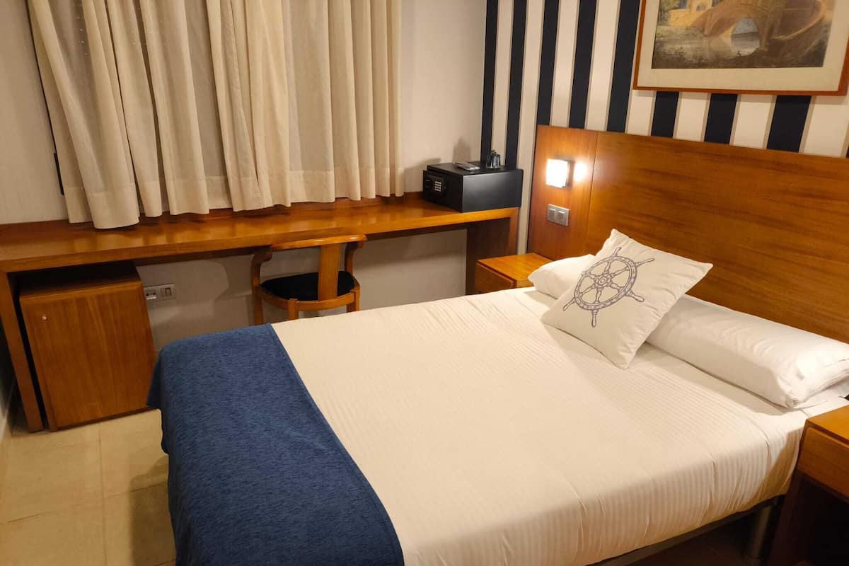Single Room | In-room safe, desk, soundproofing, rollaway beds
