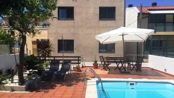 Kolam renang terbuka, kerusi lepak pantai