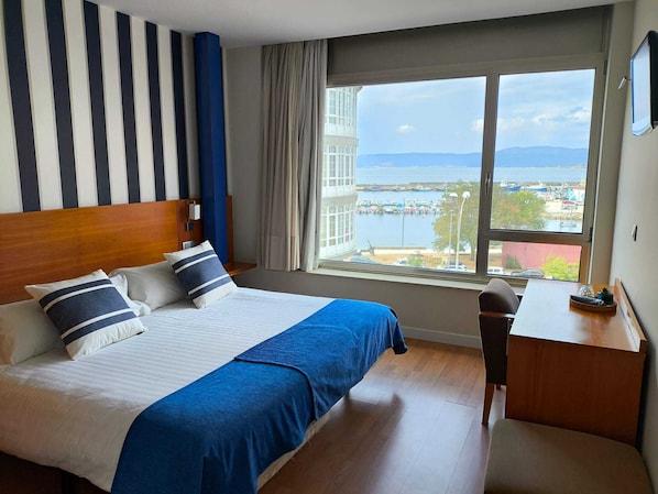 Habitación doble superior, vista al mar | Caja de seguridad en la habitación, escritorio y insonorización