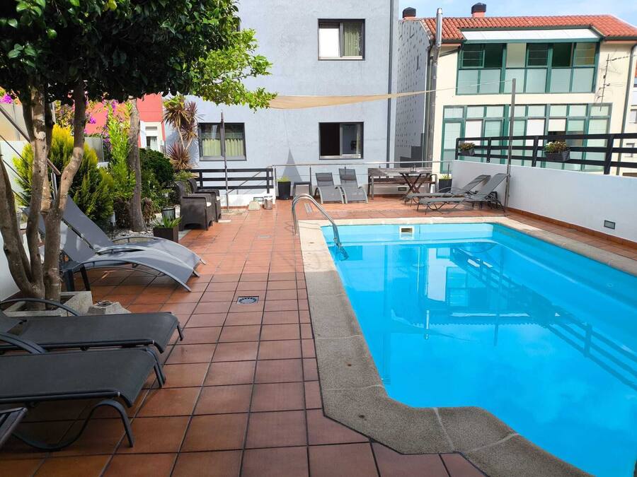 Kolam renang outdoor, dengan kursi berjemur