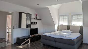 Standard-Apartment | Schreibtisch, laptopgeeigneter Arbeitsplatz, schallisolierte Zimmer