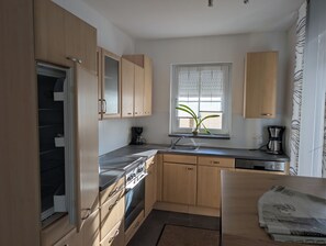 Standard Condo | Private kitchen | Cookware/dishes/utensils - Landhaus Hotel Müller (Grossostheim)