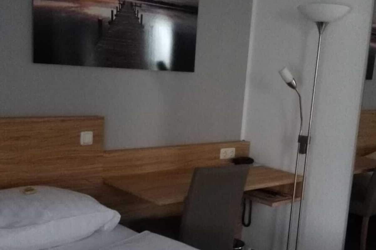 Single Room | Desk, laptop workspace, soundproofing, WiFi (free)