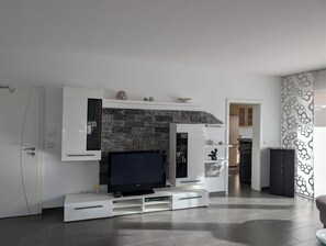 Standard Condo | Living area | TV - Landhaus Hotel Müller (Grossostheim)