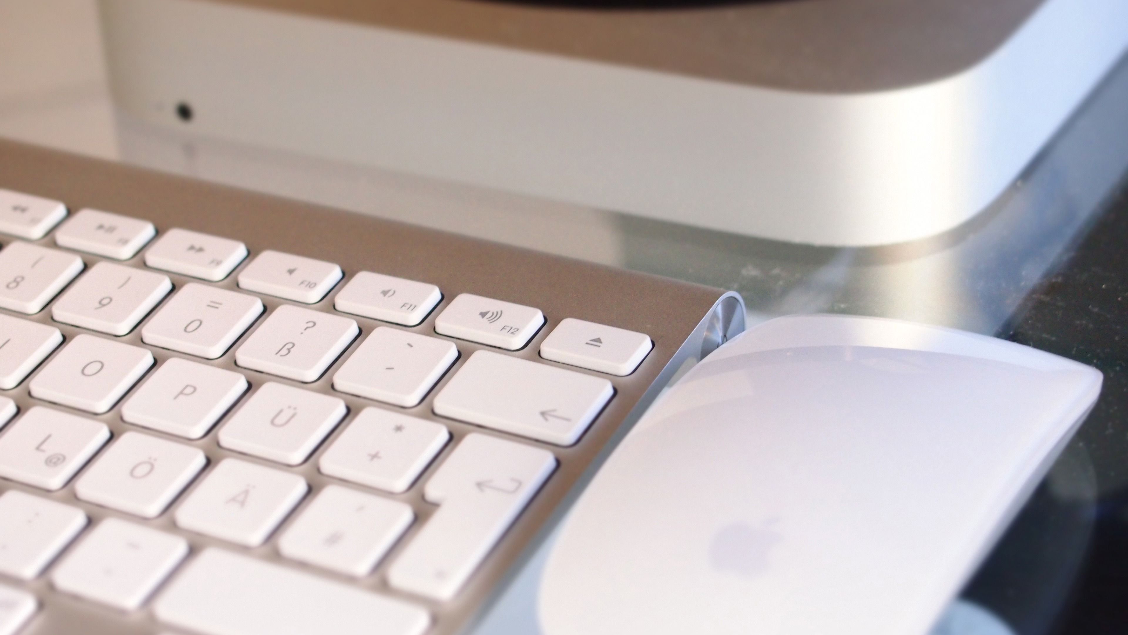 Une vue rapprochée d’un clavier avec des touches blanches et une base argentée.